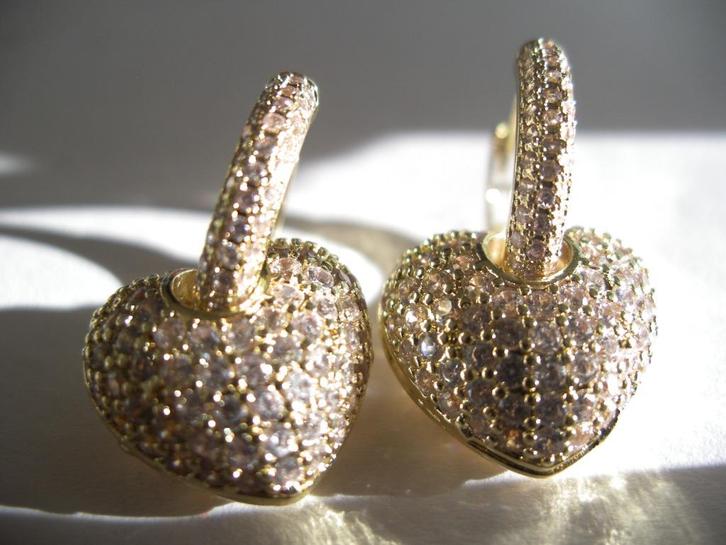 Een paar mooie Goudkleurige Oorbellen met Strass steentjes, Sieraden, Tassen en Uiterlijk, Antieke sieraden, Oorbellen, Overige materialen