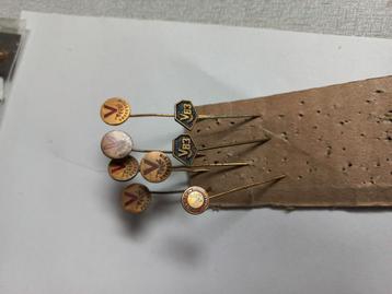 Diverse verschillende metalen speldjes van " Vredestein"band beschikbaar voor biedingen