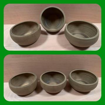 044.  3 Stuks Aardewerk schalen Bloempot D: 30 cm H: 15 cm beschikbaar voor biedingen
