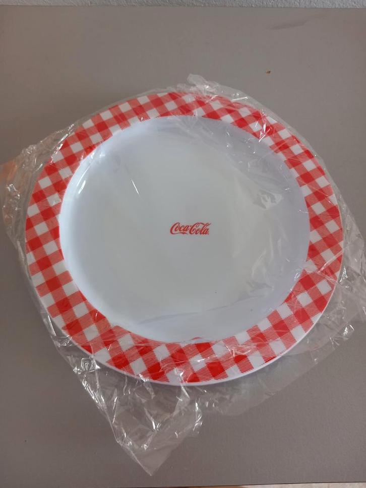 Coca-Cola Bord met Rood-Wit Geruit Rand 2 stuks, Huis en Inrichting, Keuken | Servies, Nieuw, Bord(en), Overige stijlen, Overige materialen
