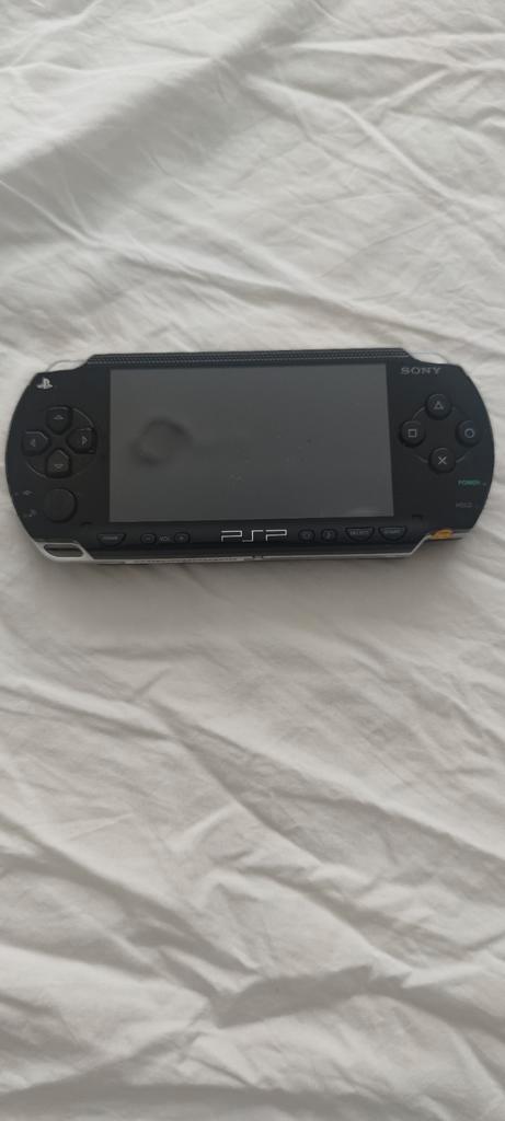 Psp 1004, goede conditie + Doos, geheugen stick en oplader, Spelcomputers en Games, Spelcomputers | Sony PSP, Zo goed als nieuw