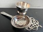 Verzilverde theezakje of thee zeef in houder, Antiek en Kunst, Ophalen of Verzenden