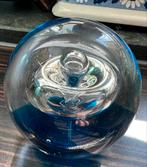 Vintage blauwe paperweight,presse papier met gedraaide bel, Ophalen of Verzenden