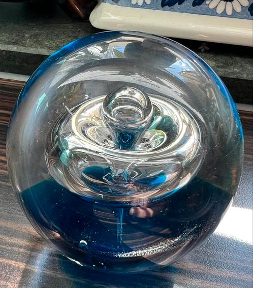 Vintage blauwe paperweight,presse papier met gedraaide bel, Antiek en Kunst, Antiek | Glas en Kristal, Ophalen of Verzenden