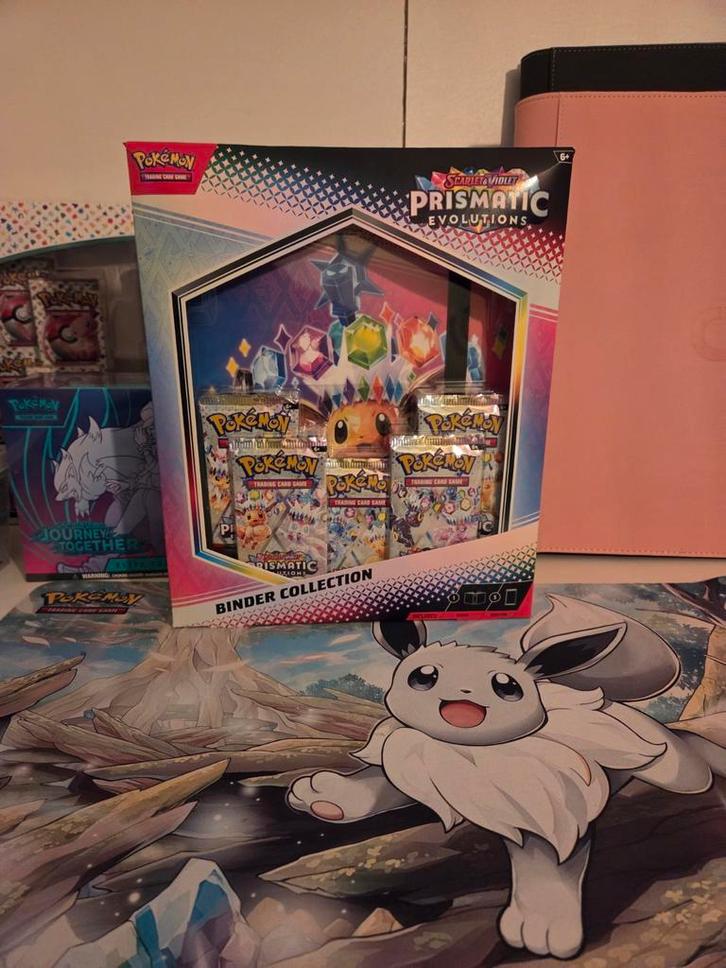 Pokémon TCG Scarlet & Violet Prismatic Evolutions Binder, Hobby en Vrije tijd, Verzamelkaartspellen | Pokémon, Nieuw, Overige typen