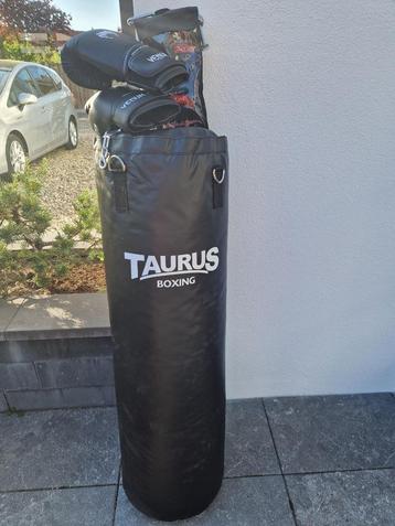 Taurus Bokszak met 2 Venum Bokshandschoenen beschikbaar voor biedingen