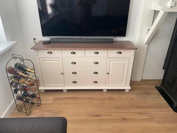 Dressoir grenen beschikbaar voor biedingen