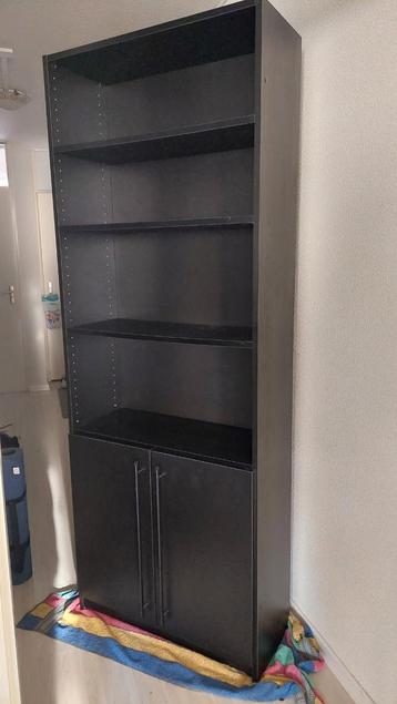 Zwarte boekenkast