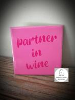Tekst tegel "Partner in wine" tegel met spreuk, Ophalen of Verzenden, Nieuw