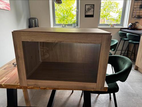 Sindvik vitrinekast met licht, Huis en Inrichting, Kasten | Vitrinekasten, Gebruikt, 25 tot 50 cm, Ophalen