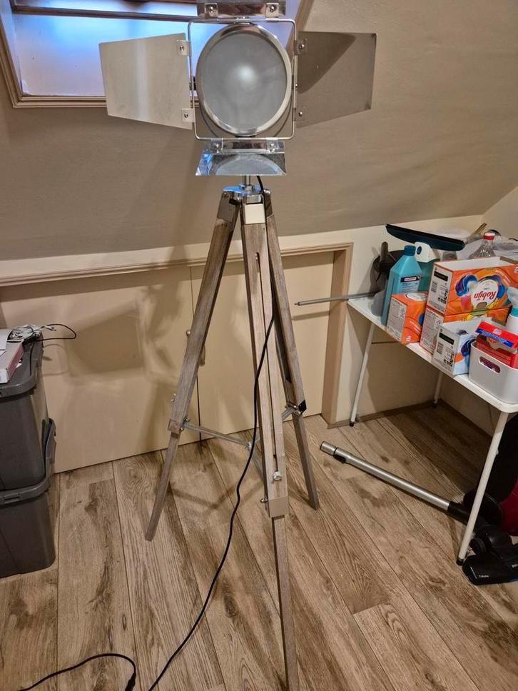 Stoere driepoot lamp met RVS LED accenten, Huis en Inrichting, Lampen | Vloerlampen, Gebruikt, 100 tot 150 cm, Hout, Metaal, Ophalen