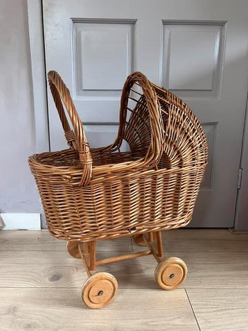 Rotan poppenwagen beschikbaar voor biedingen