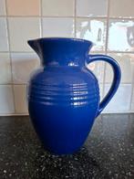 Le Creuset blauwe jug - waterkan van 2 ltr (ca. 23 cm hoog), Huis en Inrichting, Keuken | Servies, Ophalen of Verzenden, Zo goed als nieuw