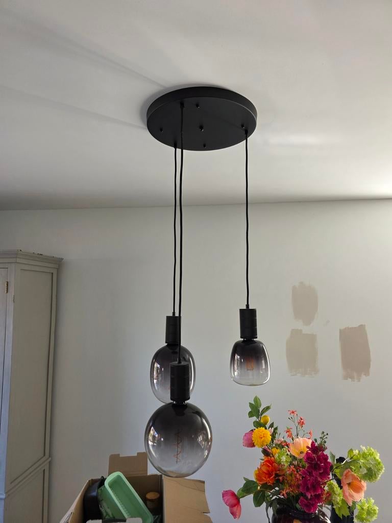 Zwarte Hanglamp met 3 Rookglazen Bollen, Huis en Inrichting, Lampen | Hanglampen, Ophalen, Modern, Industrieel, Zo goed als nieuw