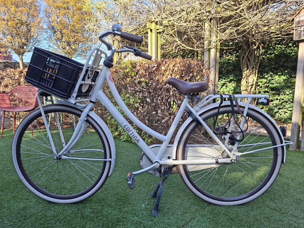 CORTINA TRANSPORT FIETS WIT MEISJE 28 INCH INCLUSIEF KRAT, Fietsen en Brommers, Fietsen | Meisjes, Ophalen, Zo goed als nieuw