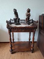 Antieke theetafel met houtsnijwerk en balustrade, Ophalen