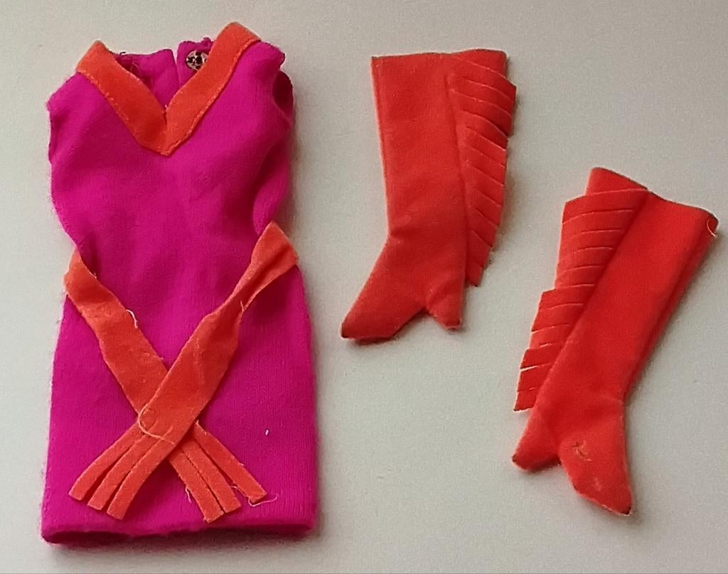 Vintage mod barbie kleding 3401 Fringe Benefits uit 1971., Ophalen of Verzenden, Gebruikt, Kleertjes
