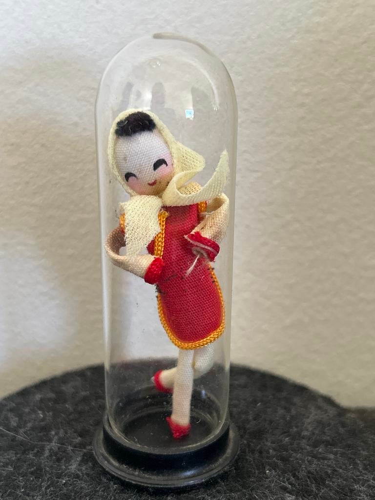 Disney It's a Small World Taiwan Poppetje Jaren '70, Verzamelen, Disney, Ophalen of Verzenden, Overige figuren, Zo goed als nieuw