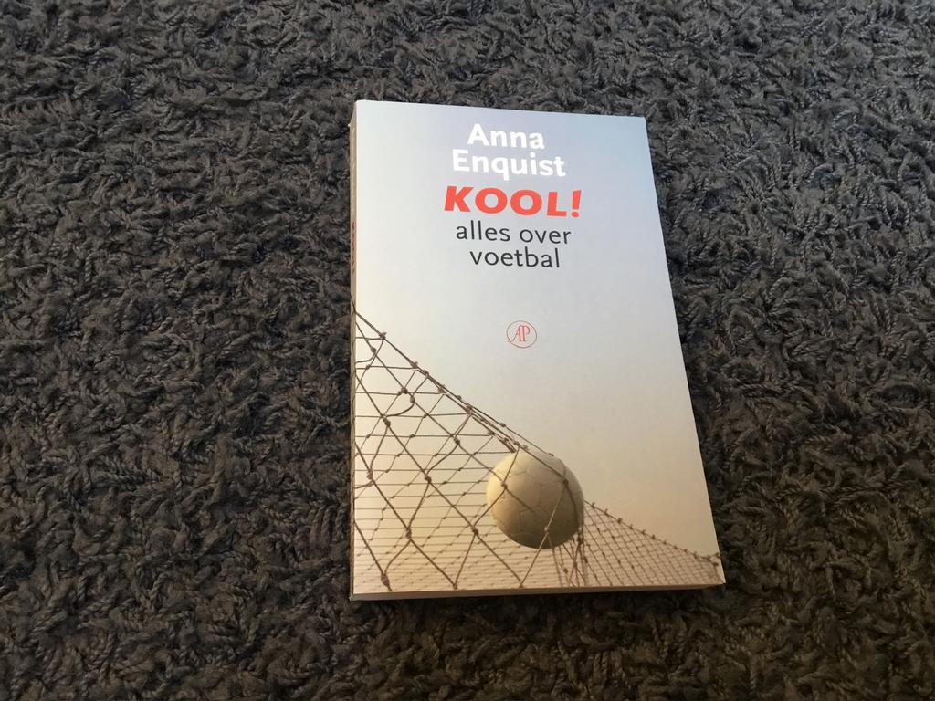 Anna Enquist  Kool! Alles over voetbal, Ophalen of Verzenden, Zo goed als nieuw, Balsport