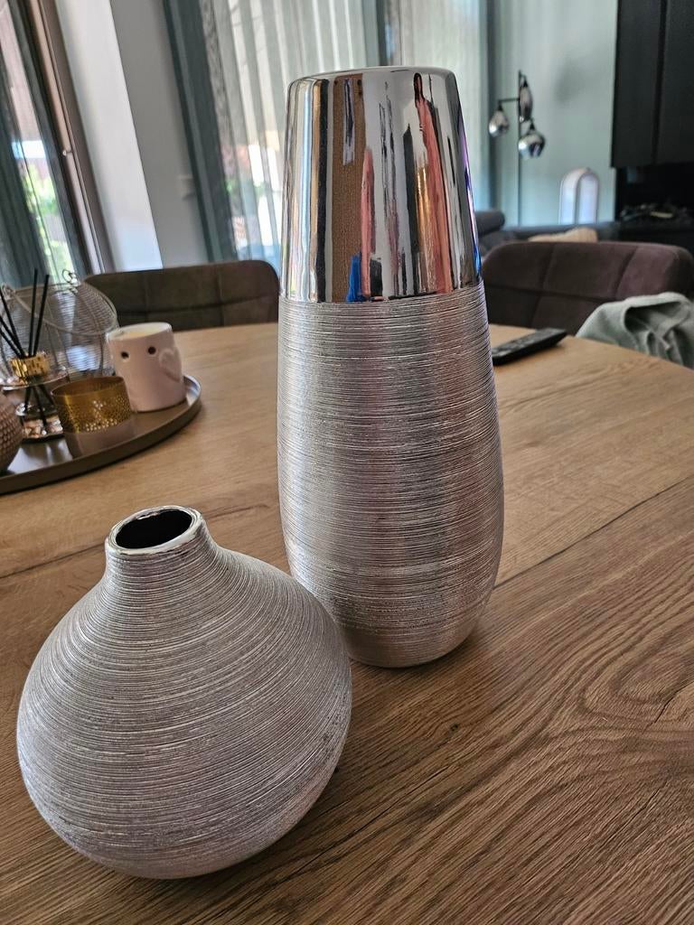 Vazenset 2 delig, zilverkleurig, zeer mooi!, Huis en Inrichting, Woonaccessoires | Vazen, Overige materialen, Overige kleuren