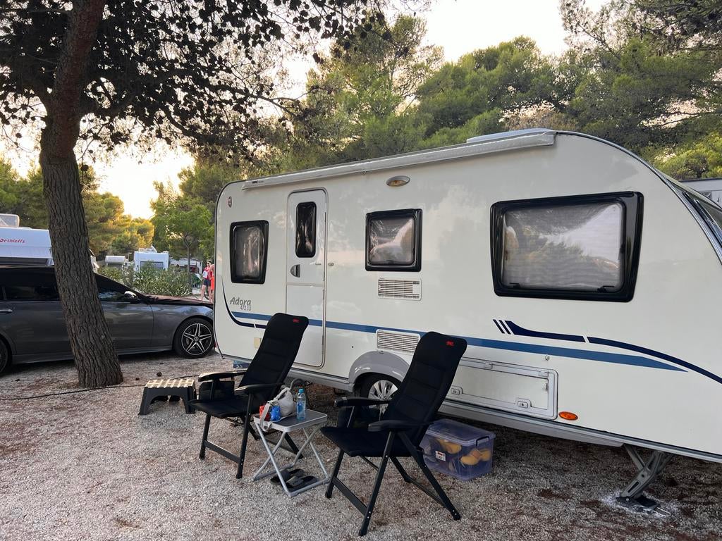 Adria Adora 472 LU complete caravan met vaste bedden, Caravans en Kamperen, Caravans, Particulier, tot en met 4, 1000 - 1250 kg