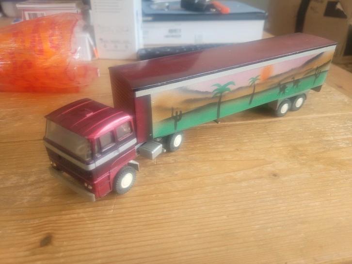 Daf met oplegger speciale piant, Hobby en Vrije tijd, Modelauto's | 1:50, Zo goed als nieuw, Bus of Vrachtwagen, Lion Toys, Ophalen of Verzenden