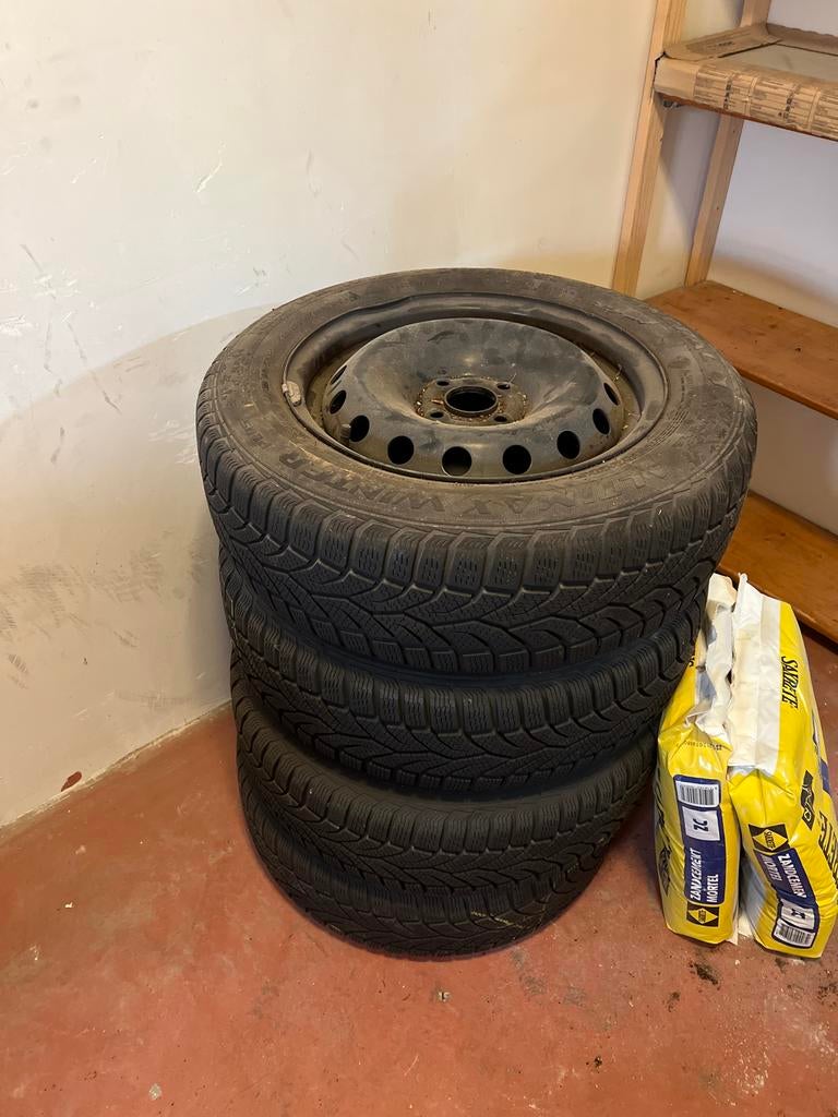 Winterbanden met stalen velgen fiat punto, Ophalen, Zo goed als nieuw