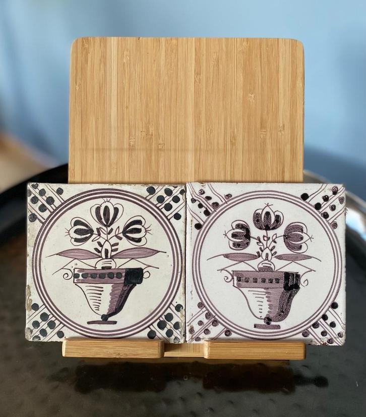 2 Antieke Delfts aardewerk wandtegel met bloemmotief, Antiek en Kunst, Antiek | Wandborden en Tegels, Ophalen of Verzenden