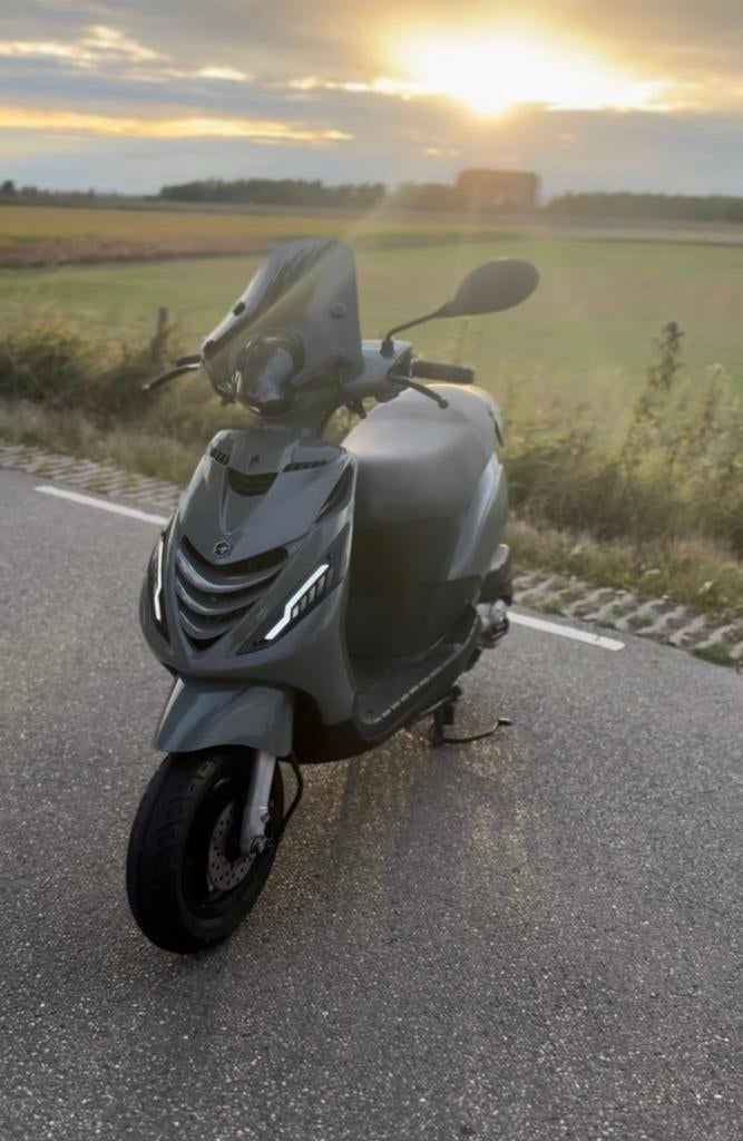 Piaggio zip 4t, Fietsen en Brommers, Scooters | Piaggio, Maximaal 45 km/u, Zip, Ophalen of Verzenden, Zo goed als nieuw