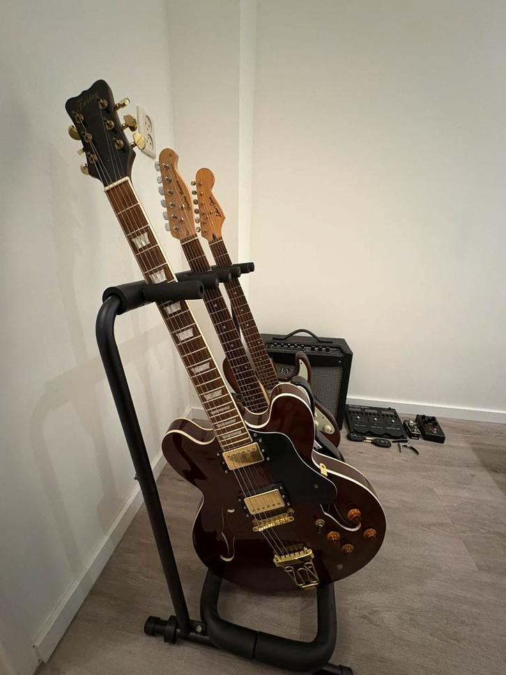 3 Gitaren, Fender Amp, Trio+ & Zoom Pedalen + Stand, Muziek en Instrumenten, Snaarinstrumenten | Gitaren | Elektrisch, Zo goed als nieuw