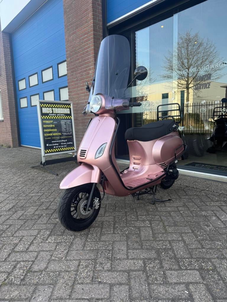 Riva bromscooter/rosegoud/bj 2022/km 8700, Ophalen, Gebruikt, Maximaal 45 km/u, Nvt