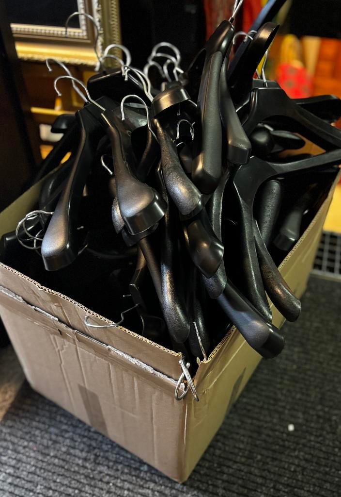 Partij brede zwarte kledinghangers. Ca. 50 stuks., Kunststof, ., Ophalen of Verzenden, Zo goed als nieuw