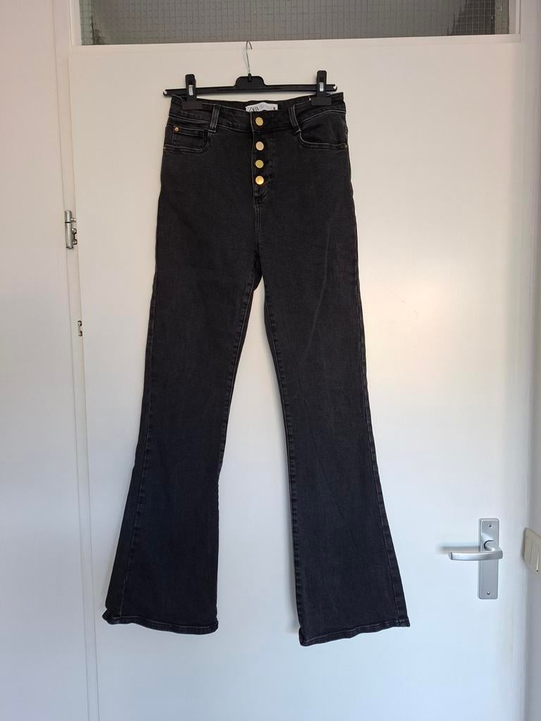Zara zwarte spijkerbroek met gouden knopen, maat 36, Ophalen of Verzenden, W28 - W29 (confectie 36), Gedragen, Zara