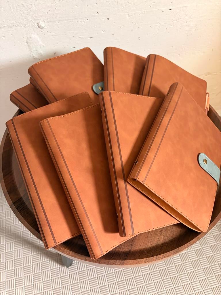 Acht leren navulbare schrijfmappen incl pen/lijntjespapier, Diversen, Notitieboeken, Ophalen of Verzenden