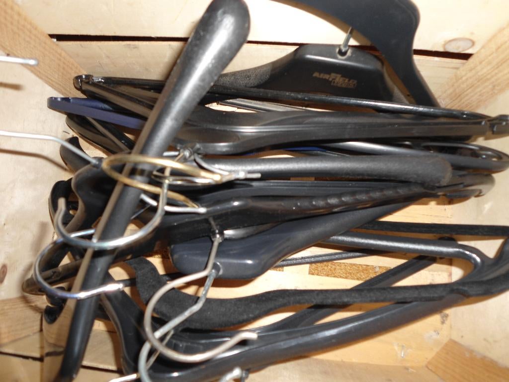 Zwarte kledinghangers met bredere schouders, dikke hangers, Ophalen of Verzenden, Zo goed als nieuw, Onbekend