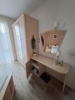 slaapkamer inrichting. Bed, kast, spiegel, commode, Ophalen