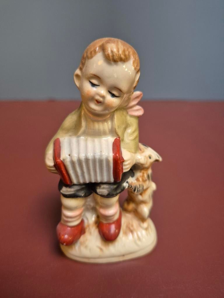Vintage beeldje jongen met accordeon en hondje, Verzamelen, Beelden en Beeldjes, Ophalen of Verzenden, Zo goed als nieuw, Mens