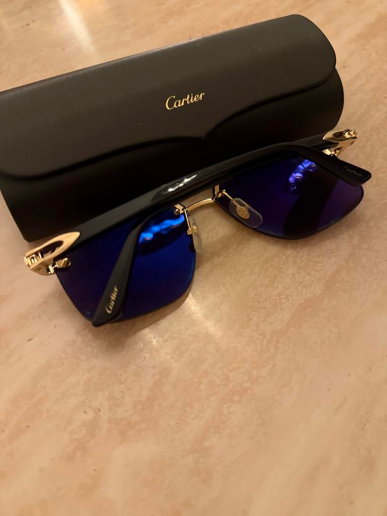 Stijlvolle Cartier Zonnebril met Blauwe Glazen, Overige merken, Zonnebril, Zwart, Ophalen of Verzenden
