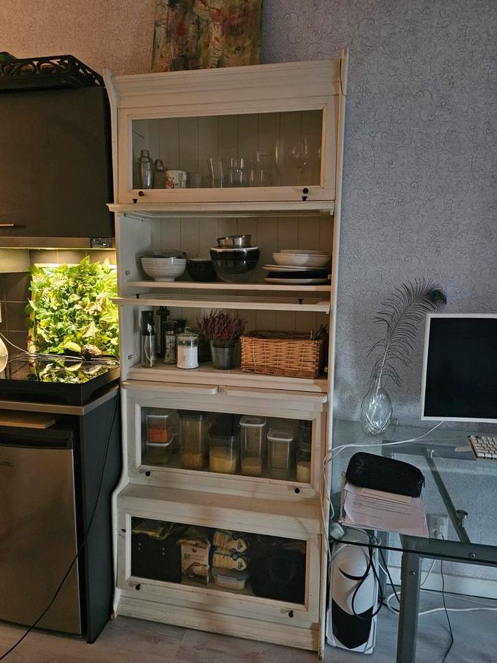 Vintage houten vitrinekast met glazen schuifdeuren, Huis en Inrichting, Kasten | Vitrinekasten, Gebruikt, 150 tot 200 cm, 50 tot 100 cm