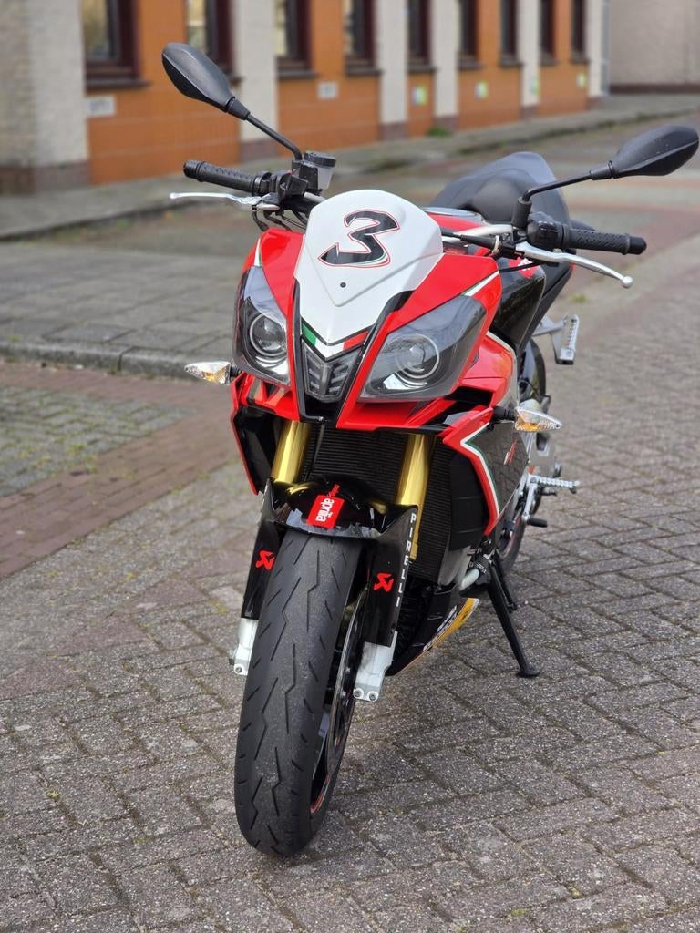 Aprilia Tuono V4 2013 met originele Akrapovic uitlaat, Motoren, Motoren | Aprilia, Sportuitlaat, Occasion, 4 cilinders, Motorrijbewijs A