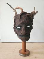 'Pan' masker op sokkel, Ophalen