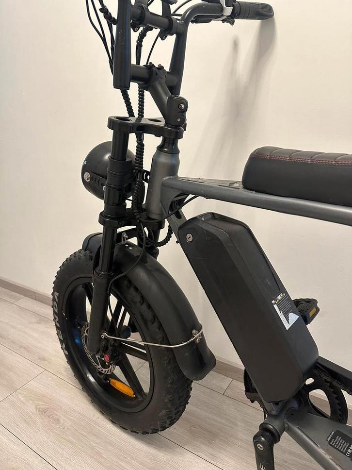 Stoere E-bike met dikke banden en lange zadel, Fietsen en Brommers, Elektrische fietsen, Zo goed als nieuw, Overige merken, Minder dan 47 cm