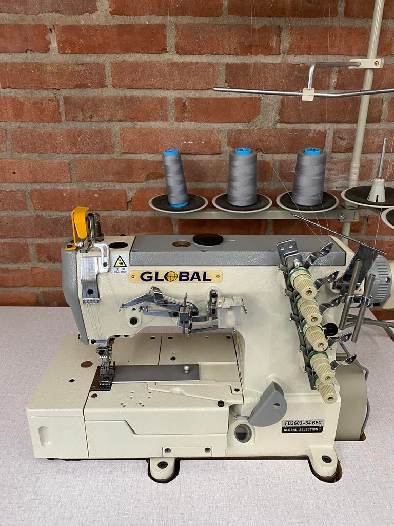 INDUSTRIËLE COVERLOCK/ONDERDEK NAAIMACHINE ZEER NETTE STAAT, Industrieel, Ophalen, Overige merken, Naaimachine