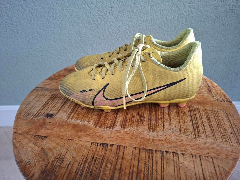Nike voetbalschoenen maat 35.5 - perfect voor kunstgras, Ophalen of Verzenden, Gebruikt, Schoenen