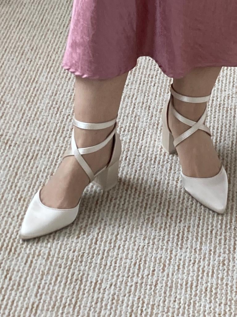 Pumps satijn 38, Kleding | Dames, Schoenen, Pumps, Beige, Nieuw, Ophalen of Verzenden