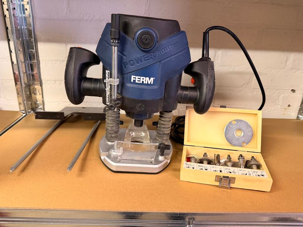 FERM Bovenfrees, inclusief 6 delige frezenset, Doe-het-zelf en Verbouw, Gereedschap | Freesmachines, Gebruikt, Elektrisch, Bovenfrees