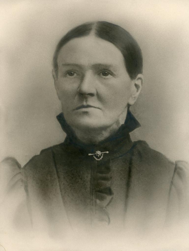 FOTO – Oudere vrouw, FOTOGRAAF ONBEKEND (PH077), Verzamelen, Foto's en Prenten, Gebruikt, Verzenden, Foto, Voor 1940