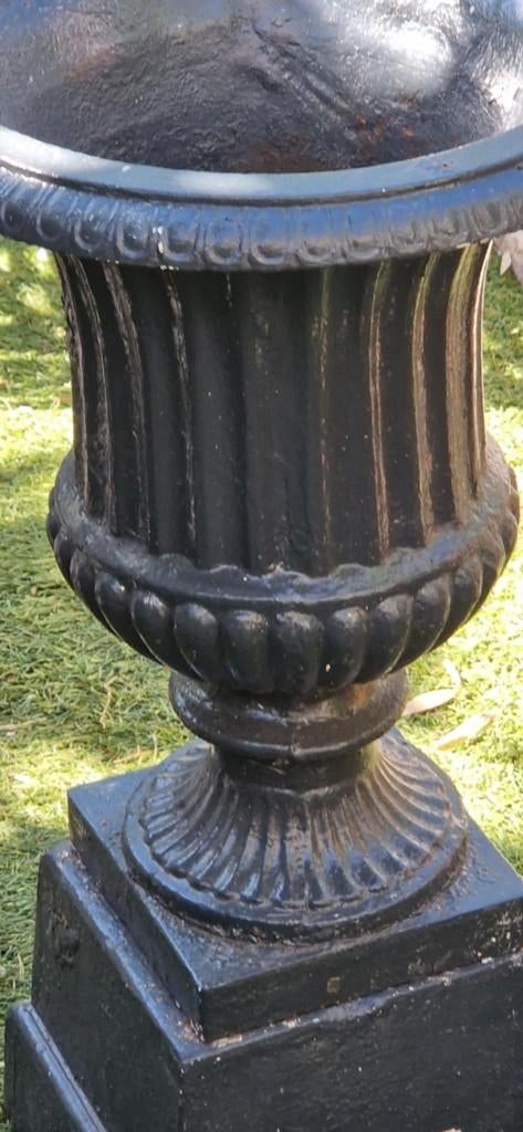 mooie gietijzeren tuinvaas op sokkel (brocante), Ophalen, Gebruikt