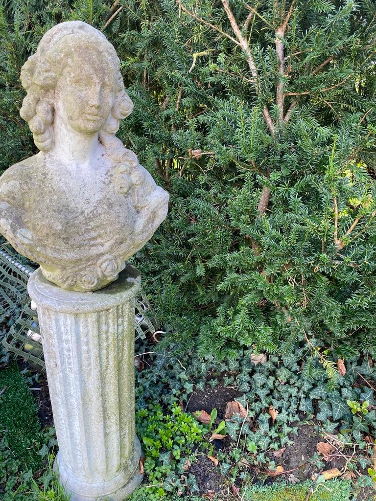 Klassiek Tuinbeeld Vrouw op Sokkel - Sierlijke Buste, Tuin en Terras, Tuinbeelden, Ophalen, Gebruikt, Steen, Mensenbeeld