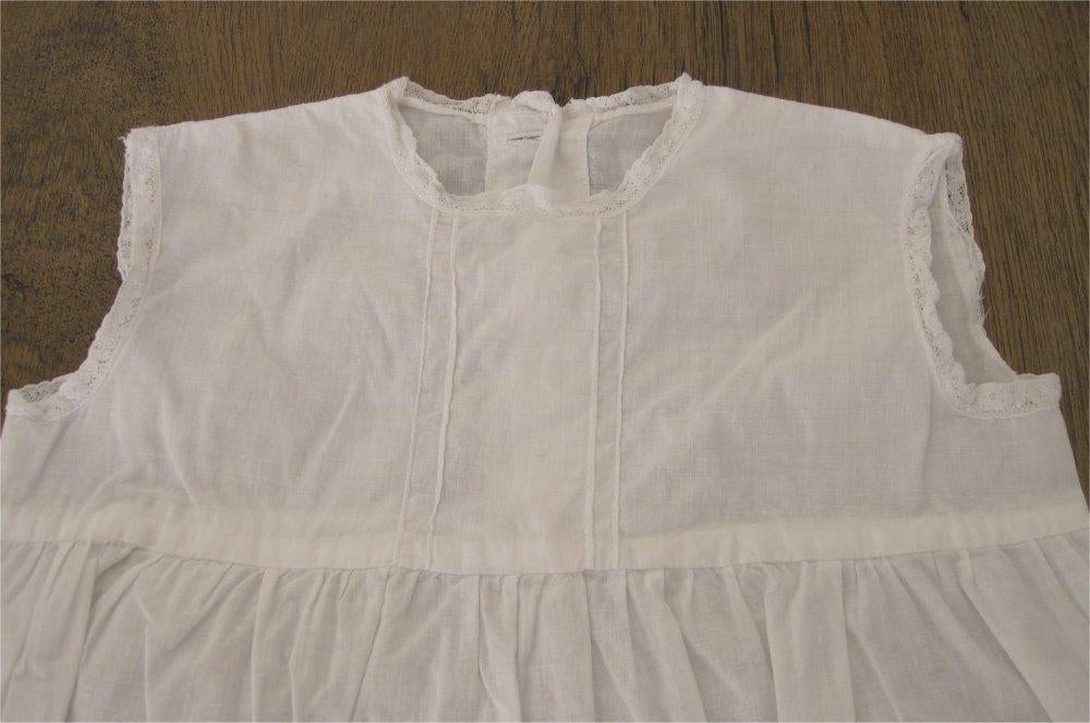 Antiek jurkje van batist met mooie kantrandjes, Antiek en Kunst, Antiek | Kleding en Accessoires, Ophalen of Verzenden